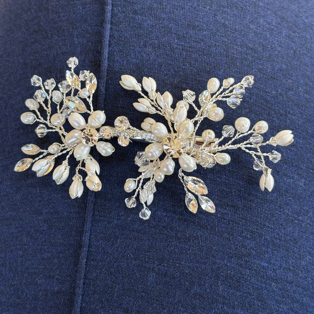 Elegant Pearl and Crystal Hair Clip